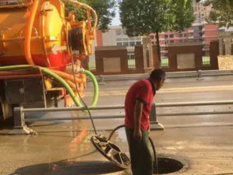 蘭州新區專業高壓車疏通管道(dào)清洗，抽化糞池管道(dào)