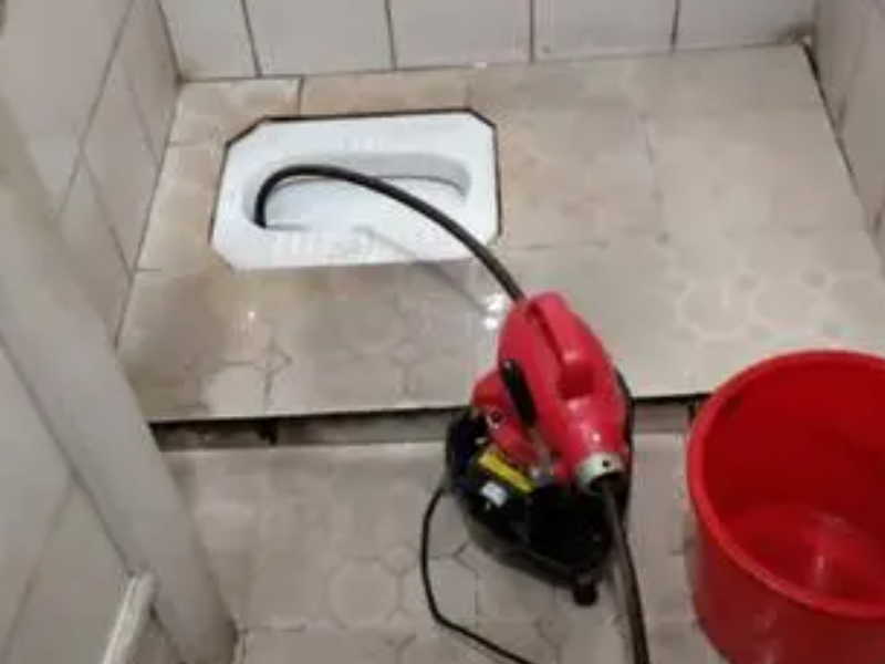 楊淩快捷疏通下水道(dào)。