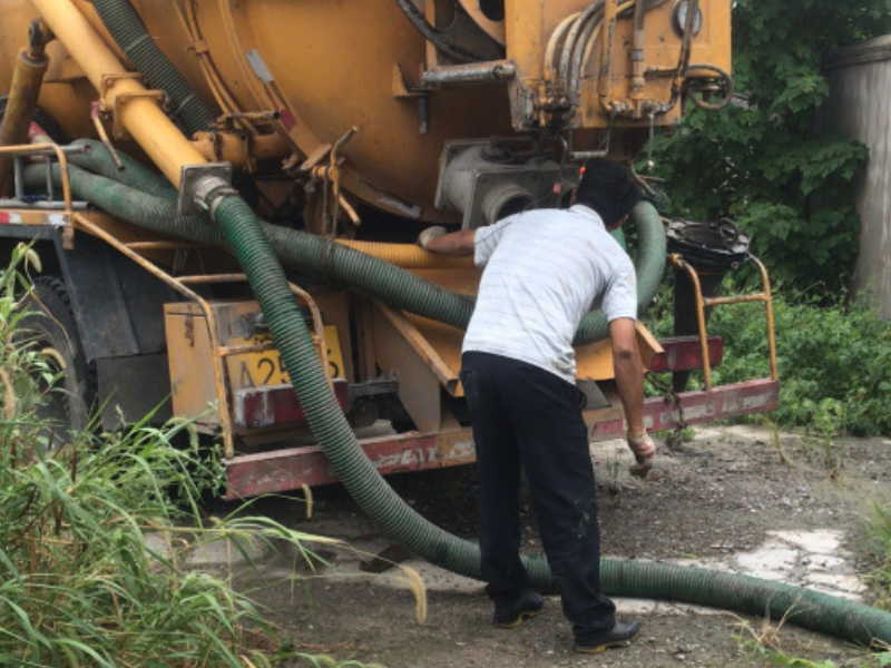 黃陂區武湖專業化糞池清理專車抽糞吸糞高壓清洗管道(dào)