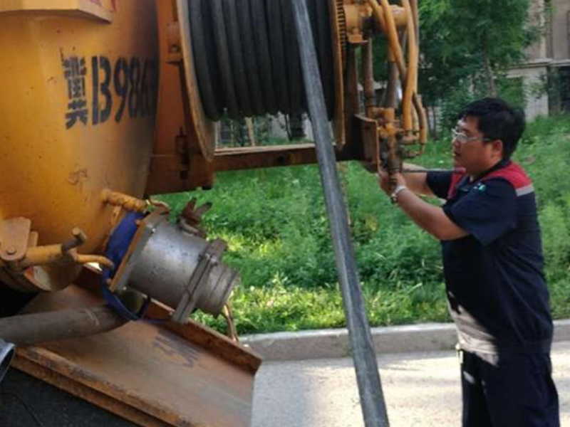 青島四方管道(dào)疏通修馬桶安裝地漏專業改裝下水道(dào)